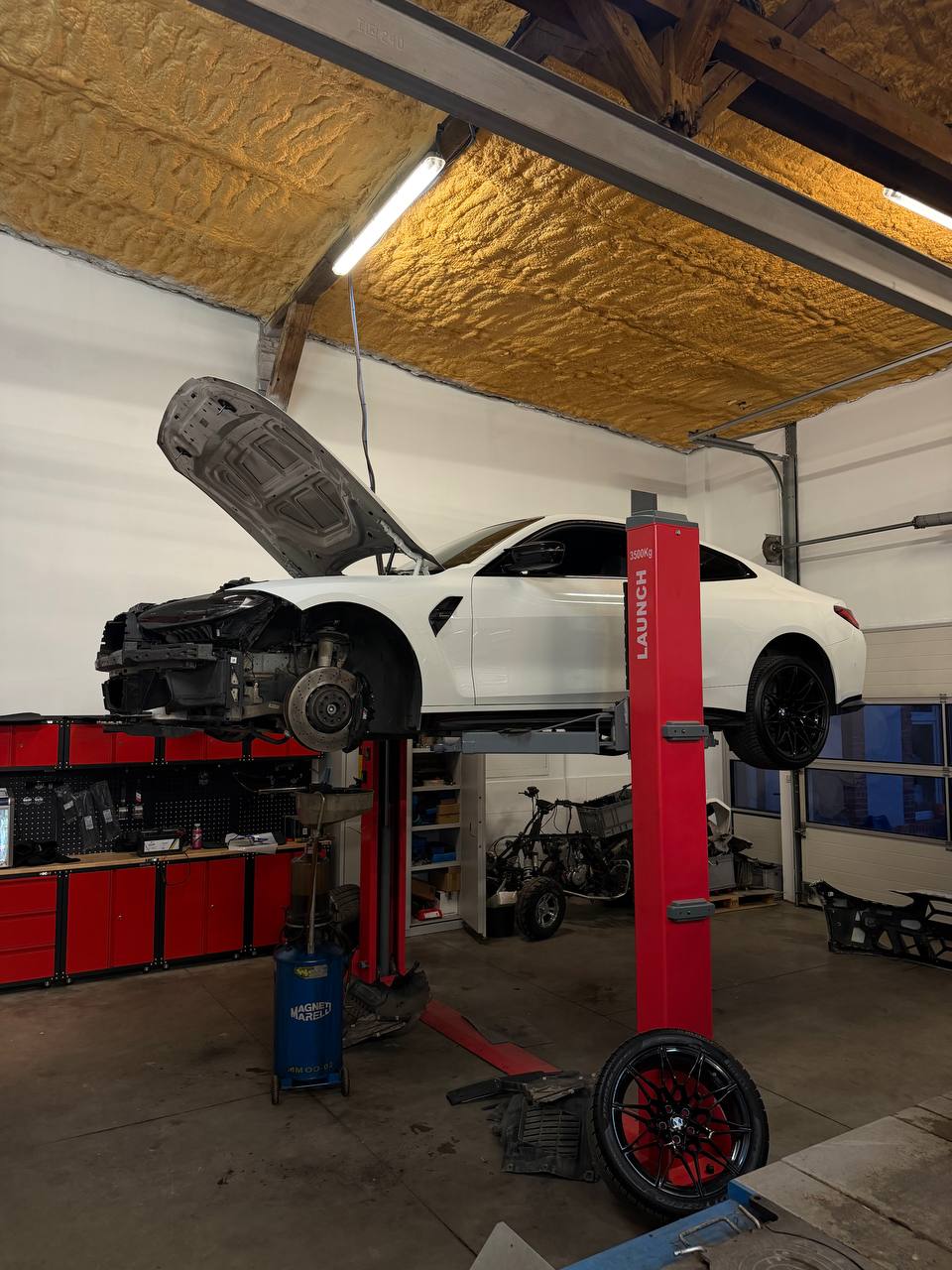 Warsztat samochodowy D7 FANCY w Świdnicy - BMW na podnośniku